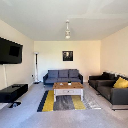 Spacious 2-Bedroom House With Free Parking Chatham  Exterior photo