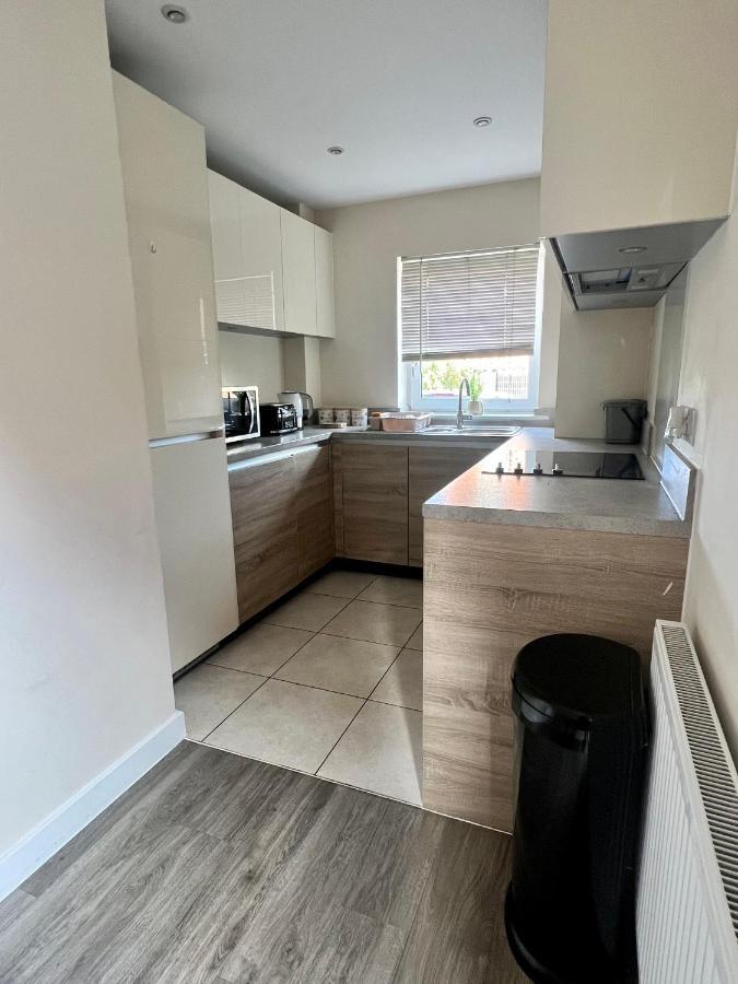 Spacious 2-Bedroom House With Free Parking Chatham  Exterior photo