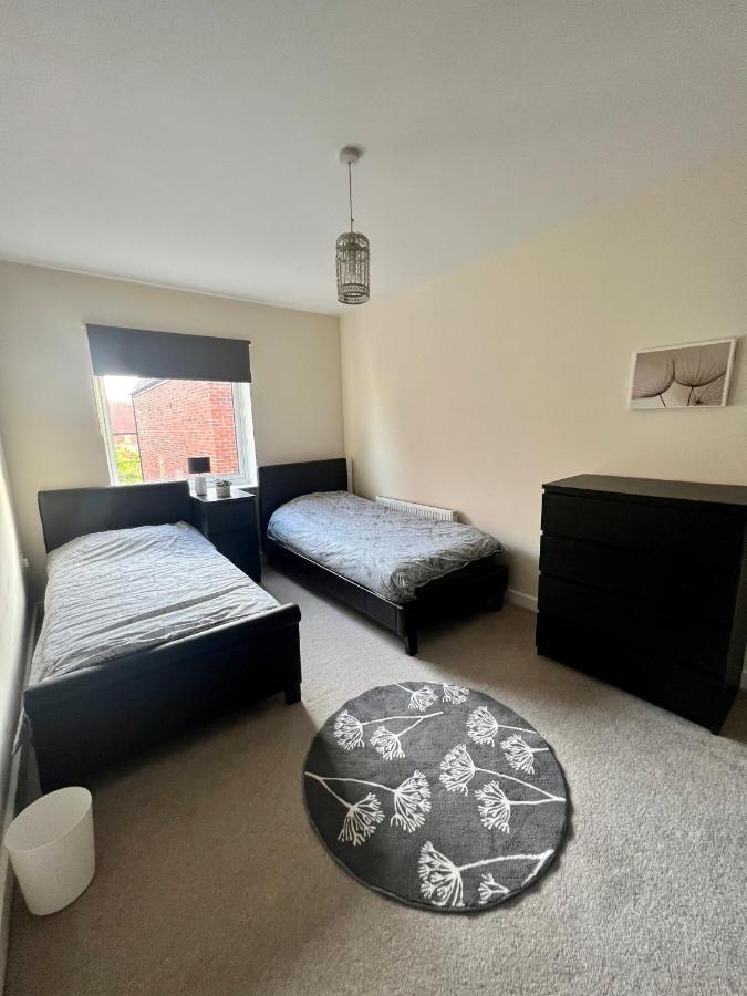 Spacious 2-Bedroom House With Free Parking Chatham  Exterior photo