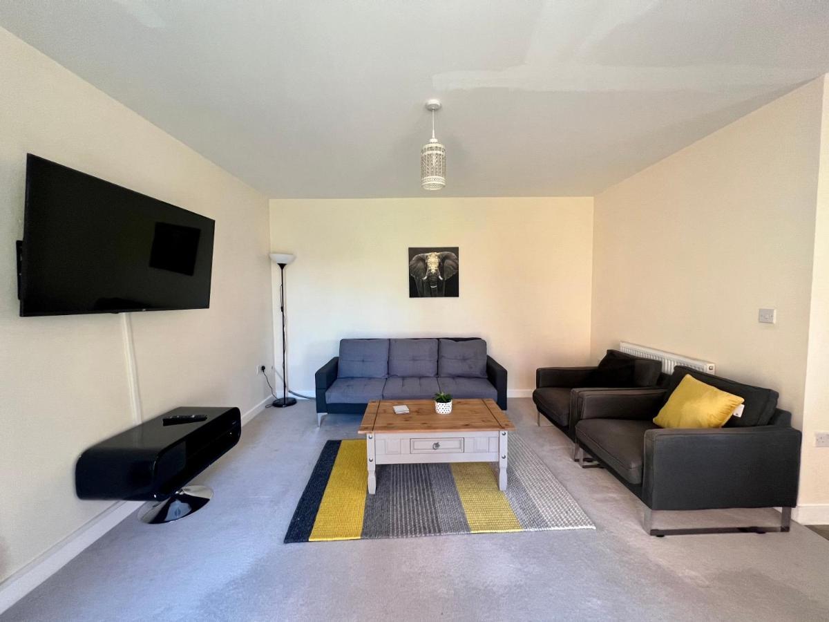 Spacious 2-Bedroom House With Free Parking Chatham  Exterior photo