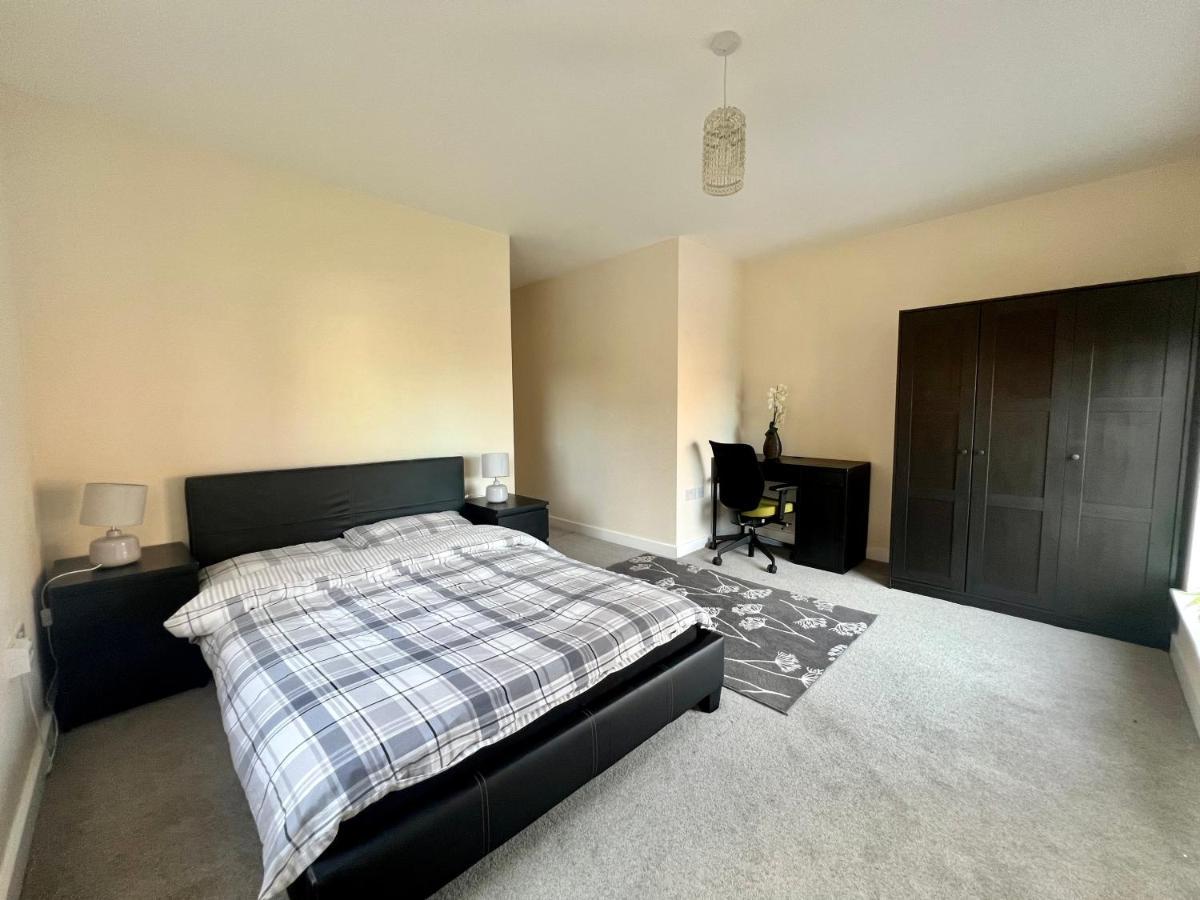 Spacious 2-Bedroom House With Free Parking Chatham  Exterior photo