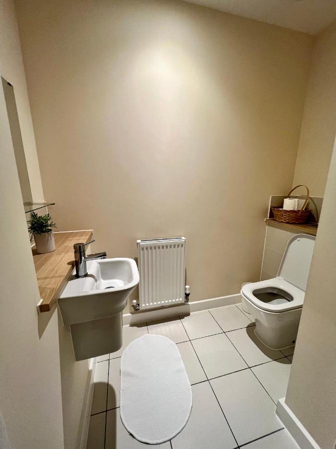 Spacious 2-Bedroom House With Free Parking Chatham  Exterior photo
